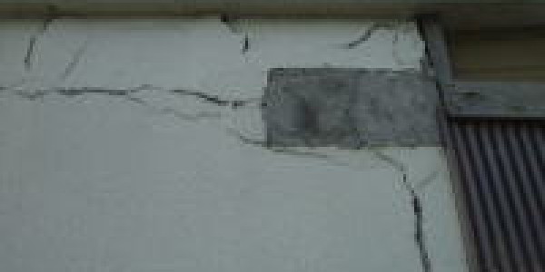 外壁クラック部～樹脂モルタル補修～上塗り1