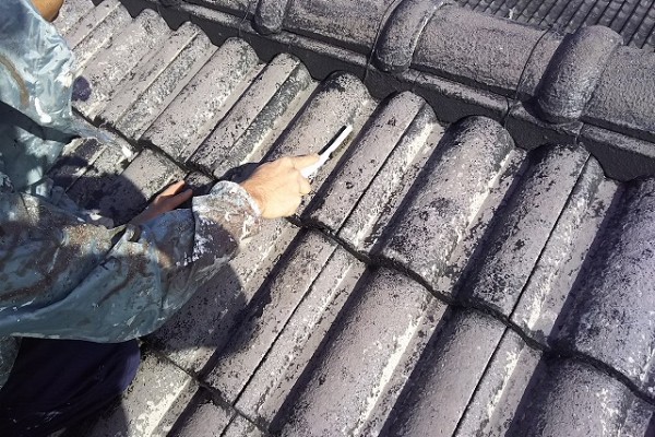 屋根　モニエル瓦　洗浄後　ブラシ除去