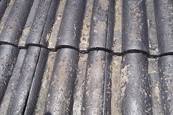屋根　モニエル瓦　施工前　旧塗膜膨れ